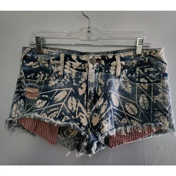 Free People 29 Bleach Wash Distressed Red Stripe Pocket Cutoff Denim Sexy Shorts - Picture 2 of 6